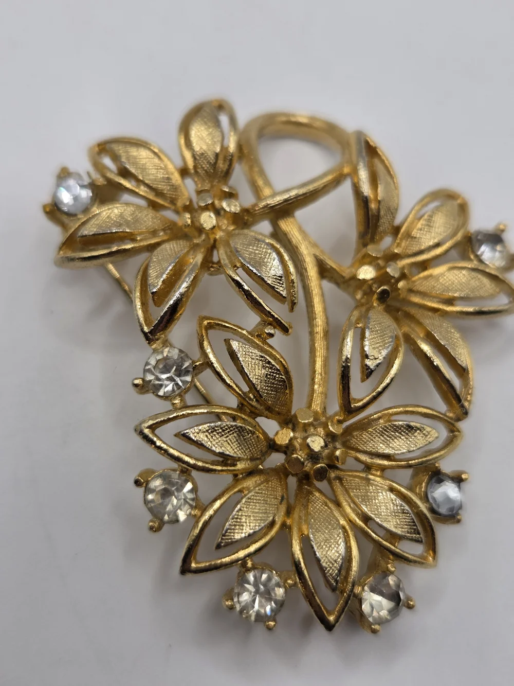 1665. Vintage Gold Tone Floral Crystal Brooch